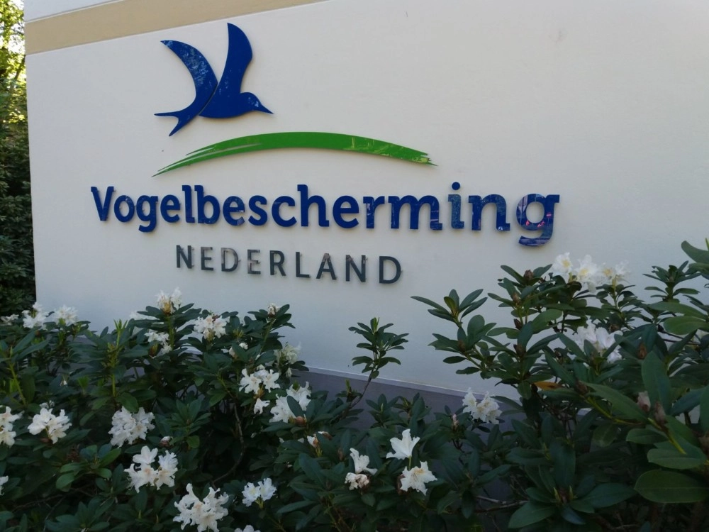 Nieuwe bestrating, afscheiding, beplanting en fietsenstalling voor Vogelbescherming