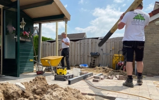 Tuin met overkapping en border